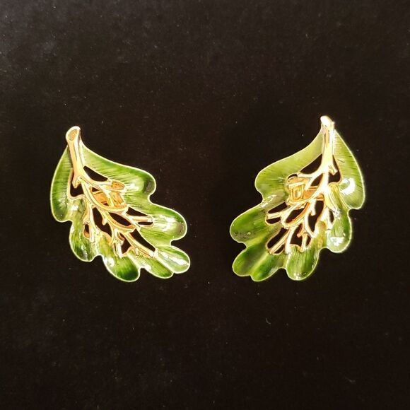 Vintage Signed Sarah Coventry  Goldtone and Green Resin Leaf Clip Earrin… - Picture 3 of 10